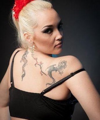 Ол шырынды бөксесін әдемі сермеп, сексуалды аяқтарын көрсетеді.