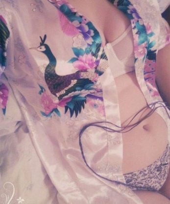 Топтағы жас әйелдер үйдегі порно